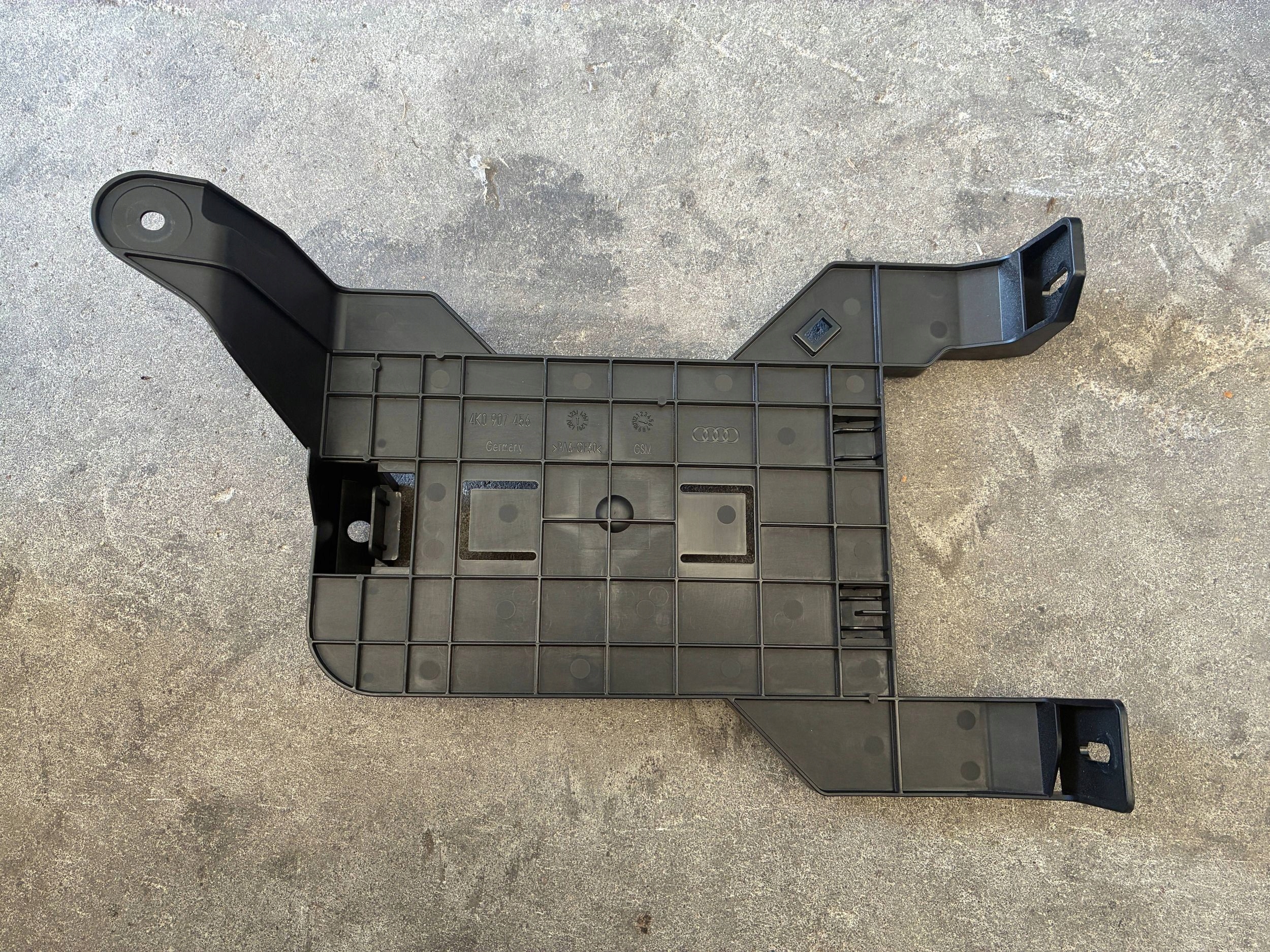 UCHWYT MOCOWANIE WZMACNIACZA AUDIO Audi RS7 C8 4K0907456