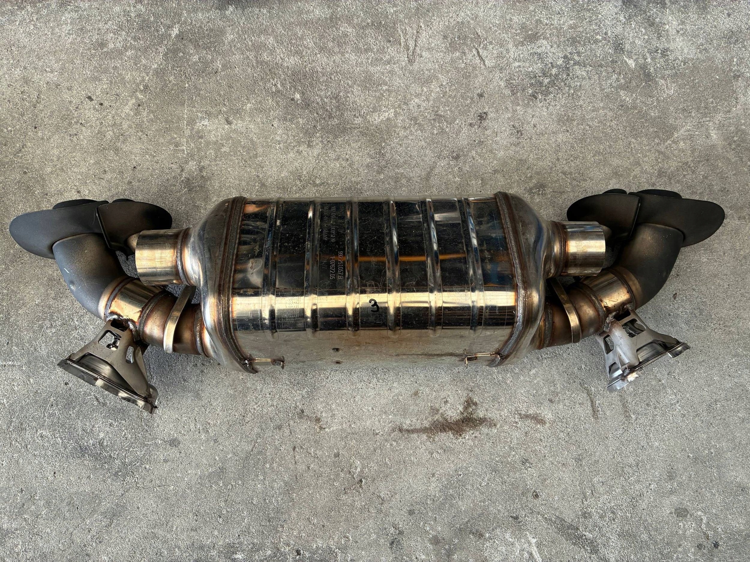 PORSCHE 911 TURBO S 992 TŁUMIK WYDECH 992251057B