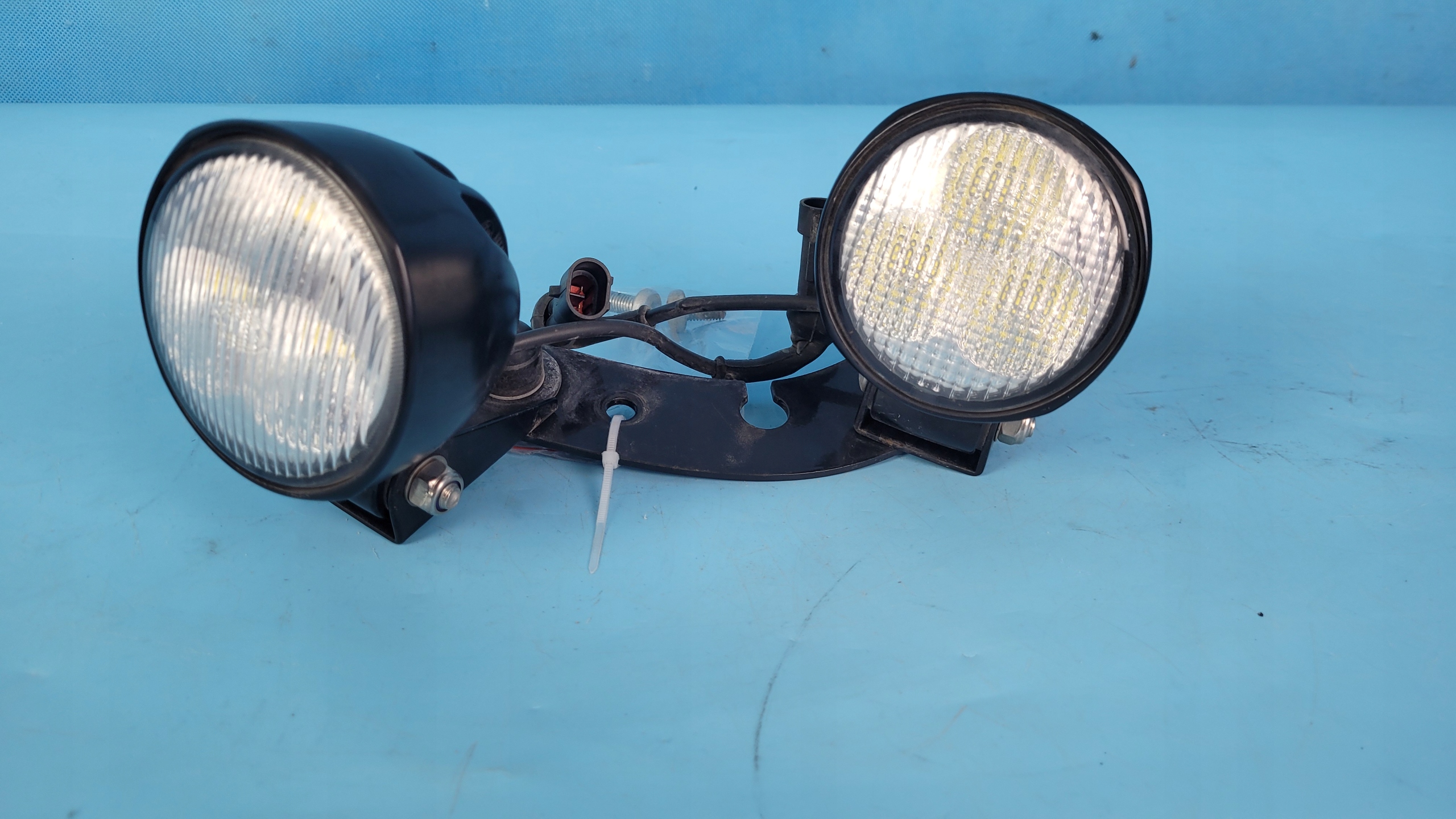 DEUTZ-FAHR 6130 TTV 19r HALOGENY REFLEKTORY ROBOCZE TYŁ 2.8039.347.0