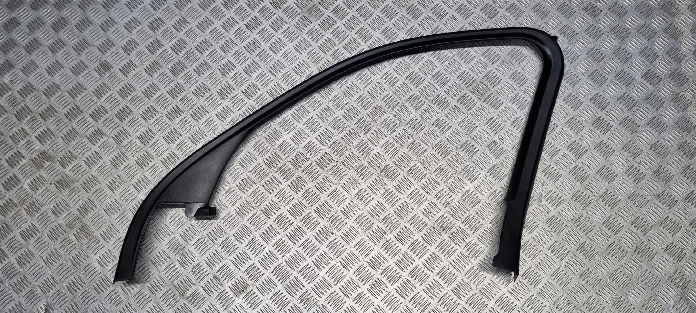 BMW X1 U11 LISTWA NAKŁADKA OSŁONA SZYBY PRAWA PRAWY PRZÓD PRZEDNIA 9423218