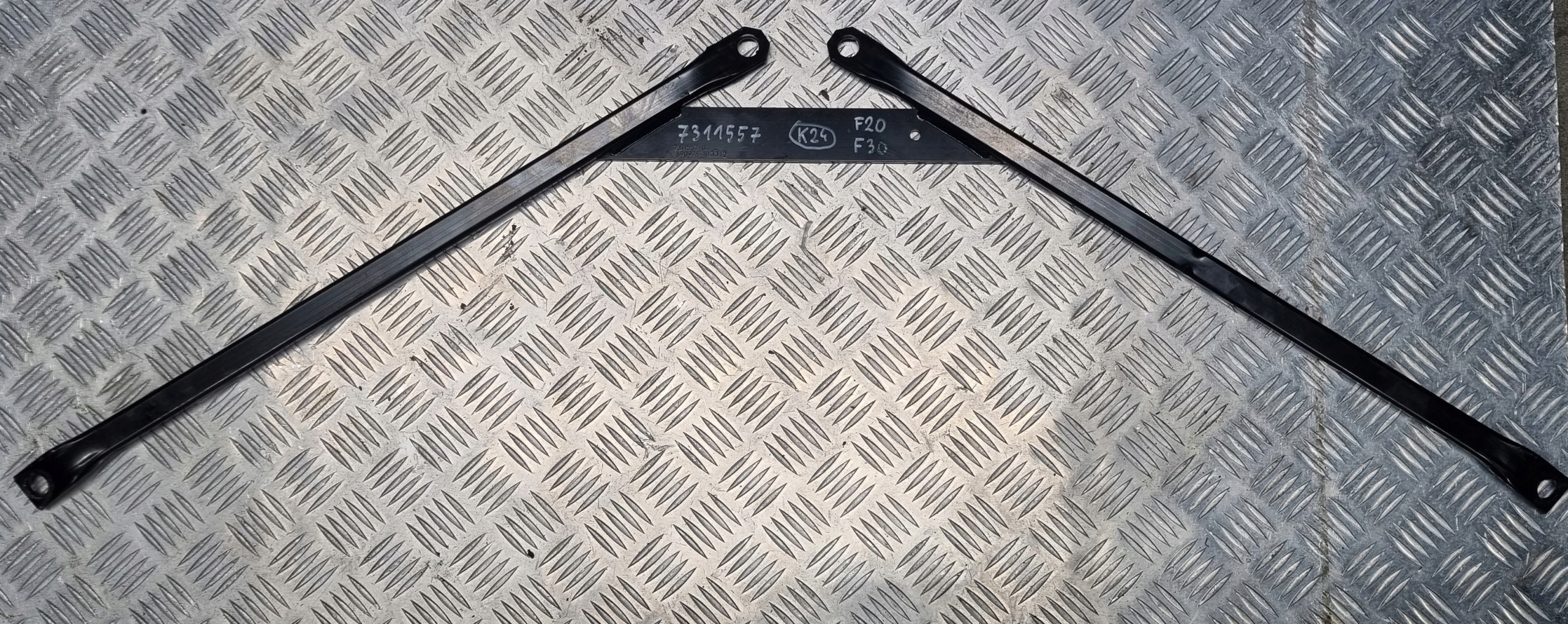 BMW F30 F31 USZTYWNIENIE ROZPÓRKA GÓRNA 7311557