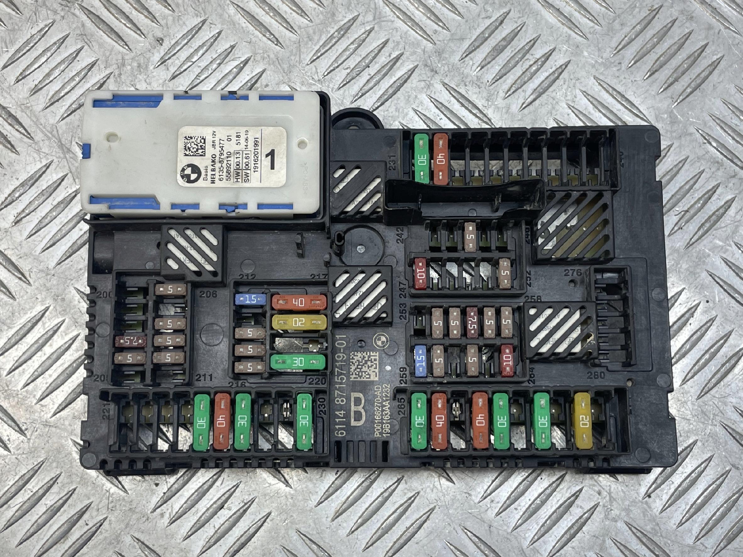 BMW G29 SKRZYNKA BEZPIECZNIKÓW ROZDZIELACZ PRĄDU 8715719 8795477