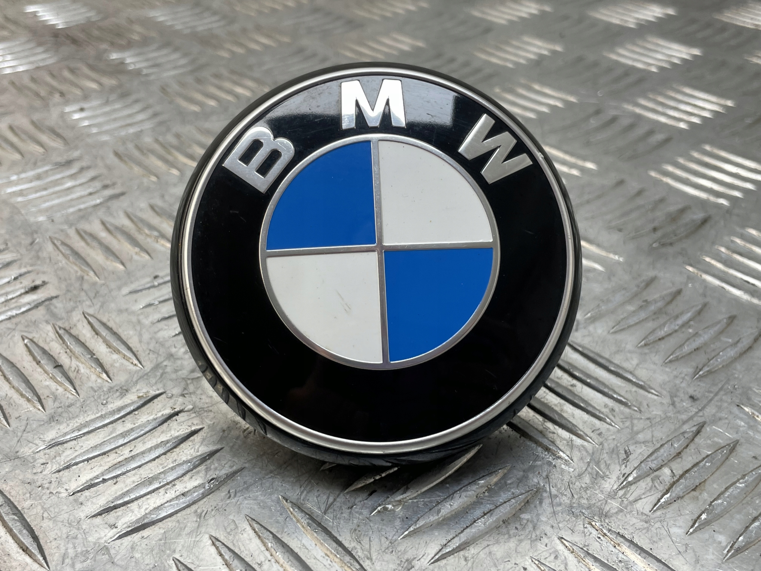 BMW F44 EMBLEMAT LOGO ZNACZEK KLAPY BAGAŻNIKA 7490214